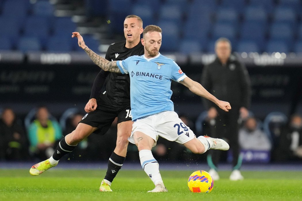 Manuel Lazzari z Lazia střílí na branku Udine