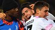 Fotbalisté Juventusu se radují z gólu Dušana Vlahoviče na hřišti Lecce