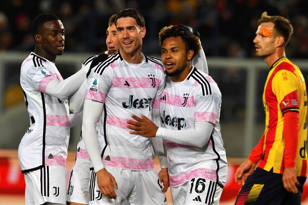 Fotbalisté Juventusu se radují z gólu Dušana Vlahoviče na hřišti Lecce