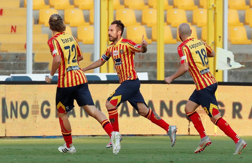 Tuto gólovou radost Lecce za pár minut překazil videorozhodčí, tým Antonína Baráka (vlevo) ale nakonec přesto získal cennou výhru nad Laziem