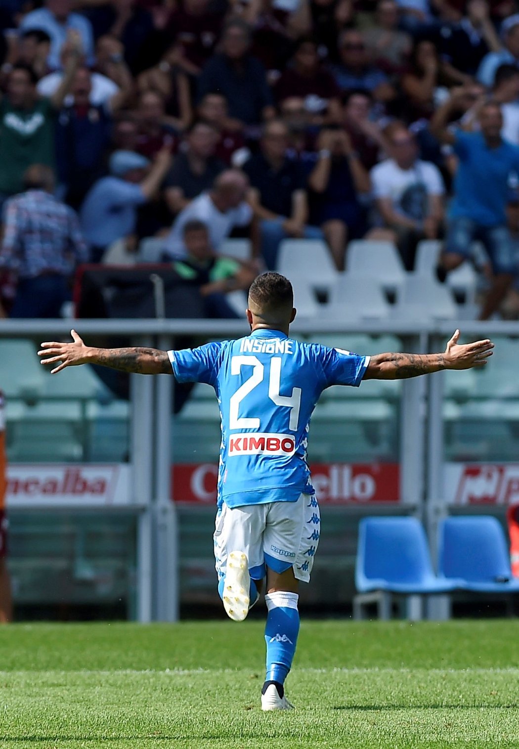 Lorenzo Insigne slaví svůj gól do sítě Turínu při výhře Neapole 3:1