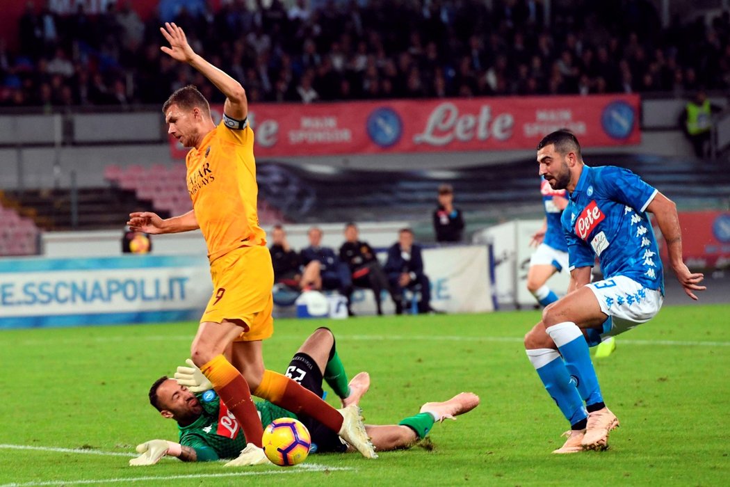 Římský útočník Edin Džeko se proti Neapoli gólově neprosadil, šlágr skončil remízou 1:1