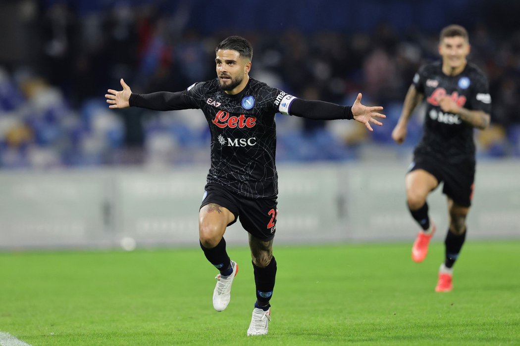 Útočník Nepole Lorenzo Insigne slaví branku v utkání proti Boloni