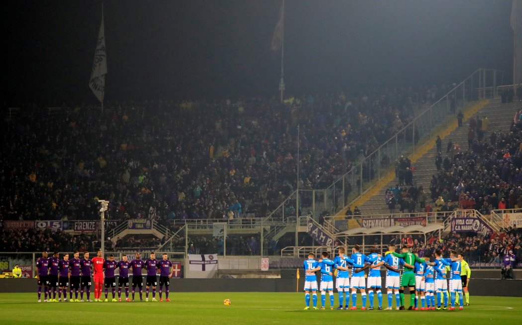 Fotbalisté Fiorentiny a Neapole uctili památku zesnulého Emiliana Saly