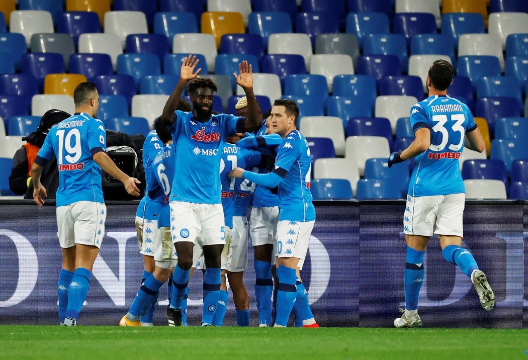 Fotbalisté Neapole oslavují vstřelenou branku do sítě Juventusu