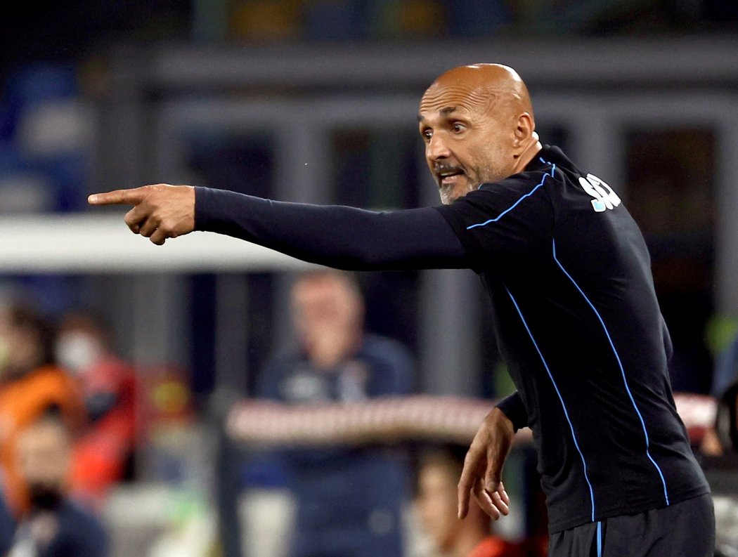 Trenér Neapole Luciano Spalletti udílí hráčům pokyny v zápase proti FC Turín