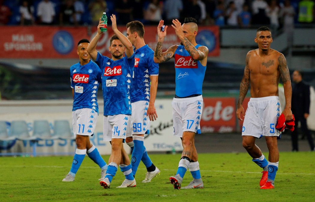 Fotbalisté Neapole se radují z vítězství nad Fiorentinou
