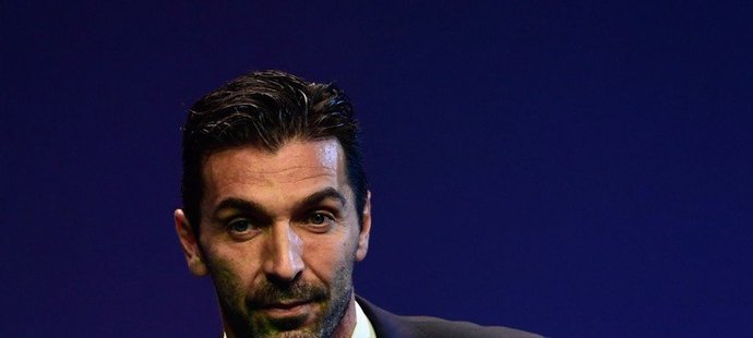 Italský brankář Gianluigi Buffon byl v 39 letech poprvé vyhlášen nejlepším hráčem italské ligy