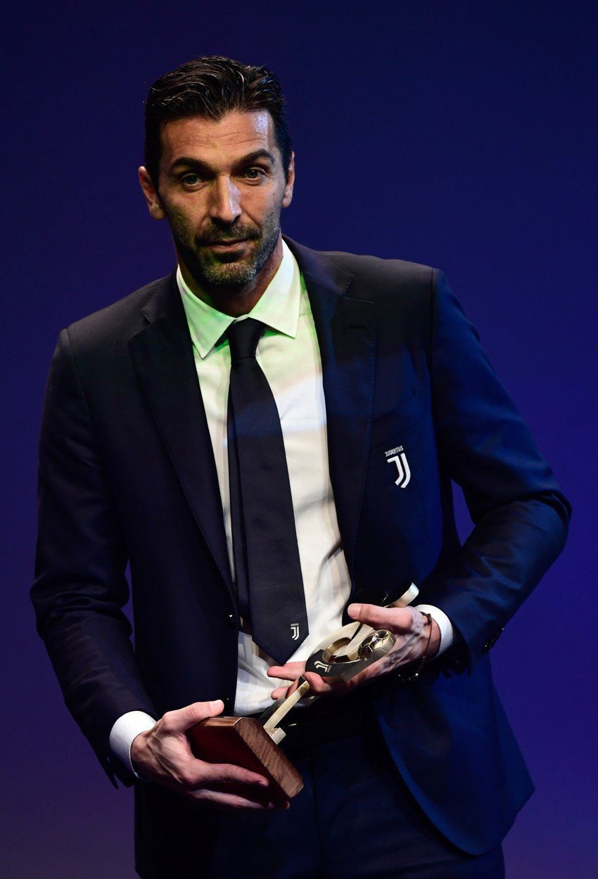 Italský brankář Gianluigi Buffon byl v 39 letech poprvé vyhlášen nejlepším hráčem italské ligy