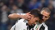 Fotbalisté Juventusu Paulo Dybala a Leonardo Bonucci po vyrovnávacím gólu do sítě AC Milán