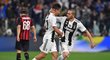 Fotbalisté Juventusu Paulo Dybala a Leonardo Bonucci po vyrovnávacím gólu do sítě AC Milán