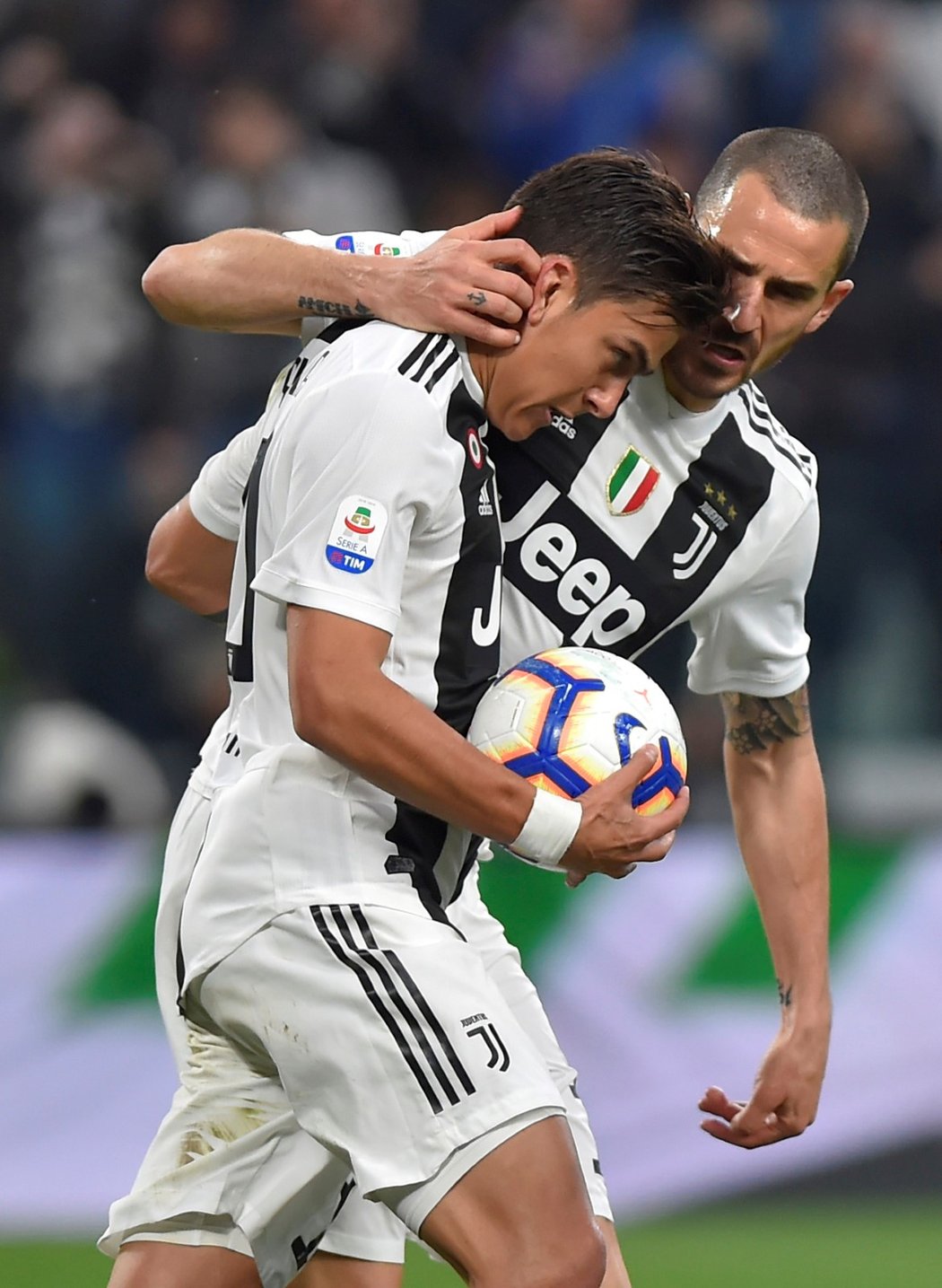 Fotbalisté Juventusu Paulo Dybala a Leonardo Bonucci po vyrovnávacím gólu do sítě AC Milán