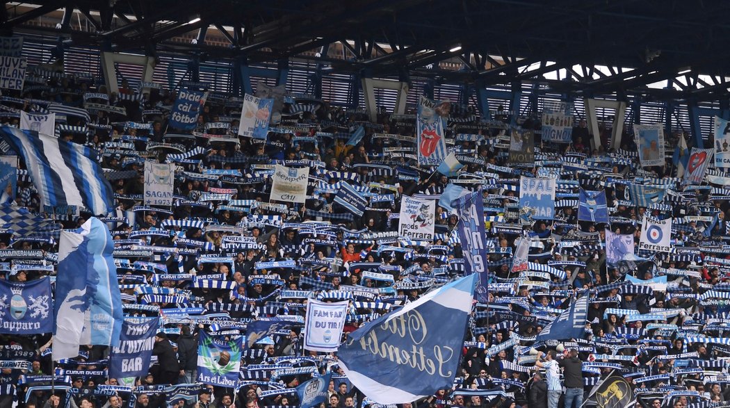 Fanoušci týmu SPAL během utkání s Juventusem