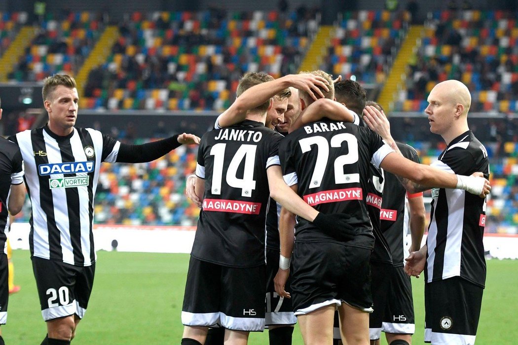 Fotbalisté Udine se radují ze vstřelené branky Antonína Baráka v utkání proti Veroně