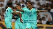 Fotbalisté Verony se radují z gólu Ngongeho v dodatečném zápase o udržení v Serii A