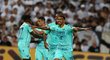 Fotbalisté Verony se radují z gólu Ngongeho v dodatečném zápase o udržení v Serii A