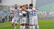 Fotbalisté Interu Milán slaví branku v utkání proti Sassuolu