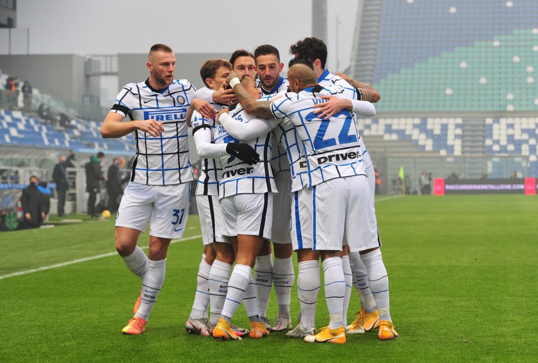 Fotbalisté Interu Milán slaví branku v utkání proti Sassuolu