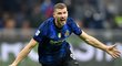 Edin Džeko se raduje z rozhodujícího gólu Interu proti Benátkám