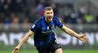 Edin Džeko se raduje z rozhodujícího gólu Interu proti Benátkám
