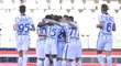 Fotbalisté Interu se radují ze vstřelené branky do sítě Turína