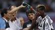 Paul Labile Pogba z Juventusu je ošetřován během bitvy o italský Superpohár, kde "Stará dáma" vyhrála nad Laziem 2:0.