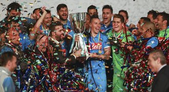Neapol vyhrála italský Superpohár, Nedvěd trpěl při penaltách