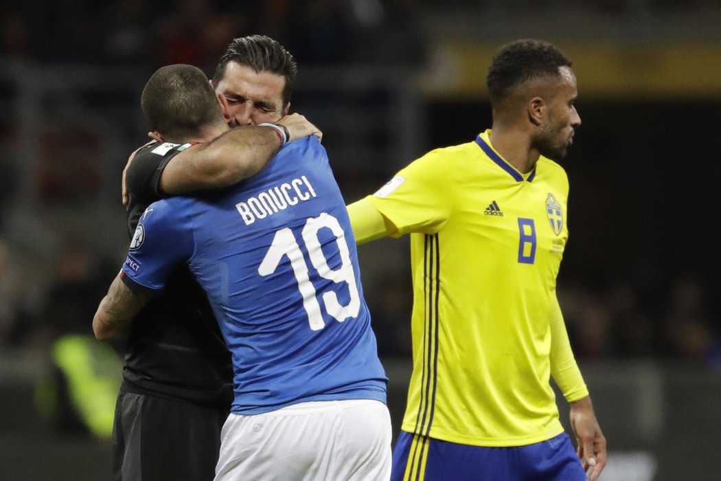 Bonucci utěšuje nešťastného Buffona