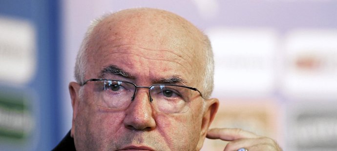 Předseda italského svazu Carlo Tavecchio si chvilku odpočine od práce, UEFA mu udělila trest