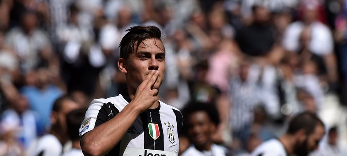 Útočník Juventusu Paulo Dybala po druhé brance italského mistra do sítě Crotone