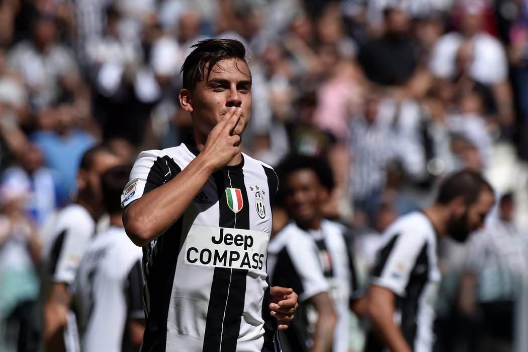 Útočník Juventusu Paulo Dybala po druhé brance italského mistra do sítě Crotone