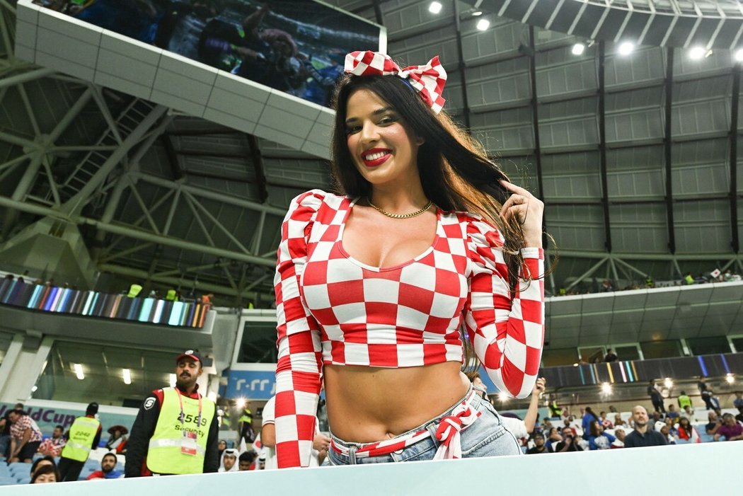 Populární chorvatská fanynka Ivana Knöllová vzbudila v Kataru rozruch ohledně svého vyzývavého oblečení. V lednu 2020 byla dokonce v Praze