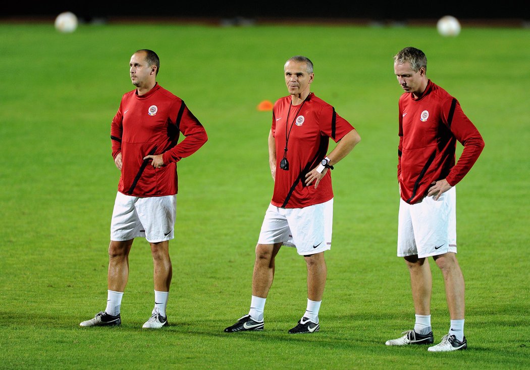 Vítězslav Lavička (uprostřed) sleduje trénink Sparty před utkáním s izraelskou Šmonou