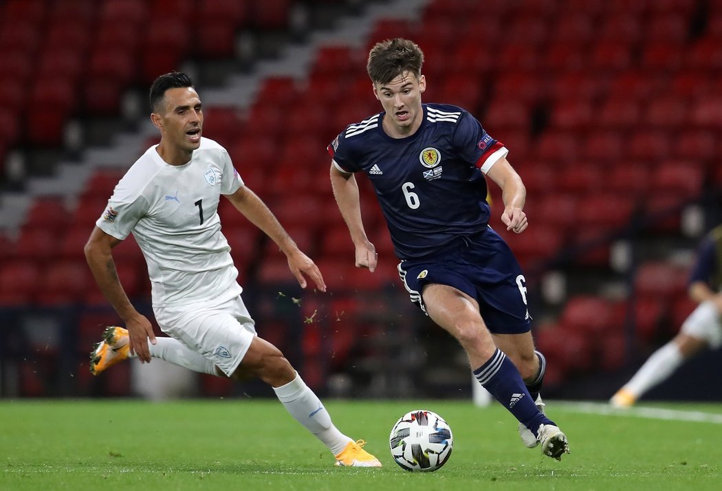 Kieran Tierney (vpravo) a Izraelec Eran Zahavi (vlevo) během souboje Ligy národů