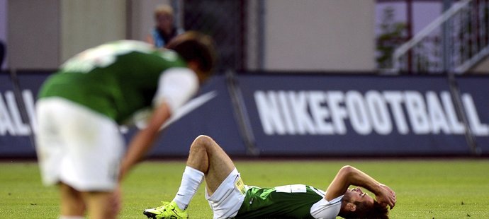 Zničený Filip Novák si po zápase ustal na trávníku. Jablonec uhrál s Ajaxem nepostupovou remízu 0:0