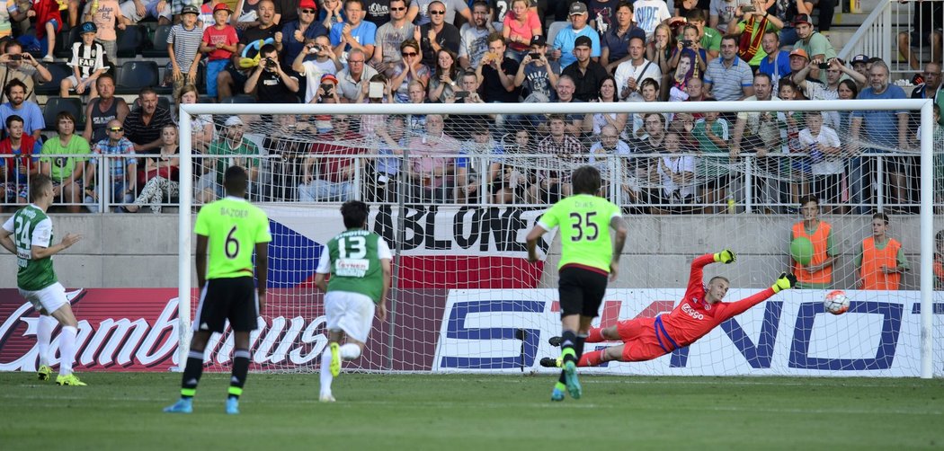 Při penaltě Jána Greguše pomohla Ajaxu tyčka