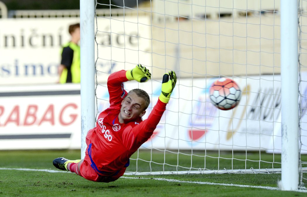 Ján Greguš zamířil ze značky pokutového kopu jen do tyče branky Ajaxu