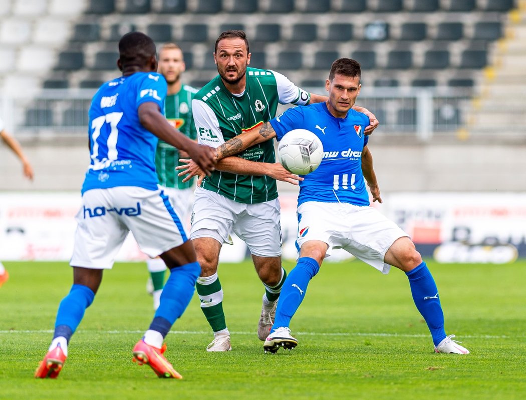 Martin Doležal (uprostřed) v obležení protihráčů v utkání Jablonce s Baníkem