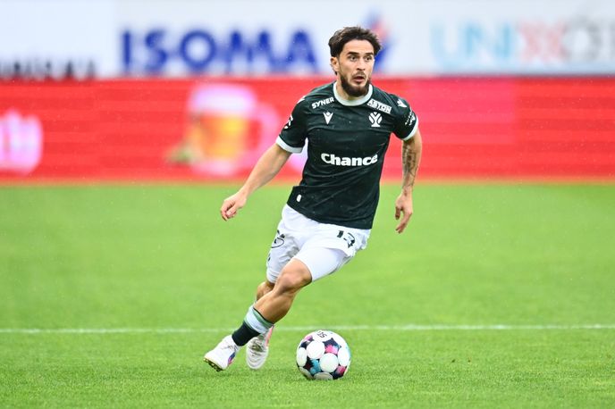 Jablonecký Richard Sedláček vede míč v zápase s Baníkem Jablonecký Richard Sedláček vede míč v zápase s Baníkem