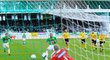 Petr Pavlík z Jablonce překonává z penalty brankáře Bohemians 1905 Radka Sňozíka.