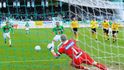 Petr Pavlík z Jablonce překonává z penalty brankáře Bohemians 1905 Radka Sňozíka.