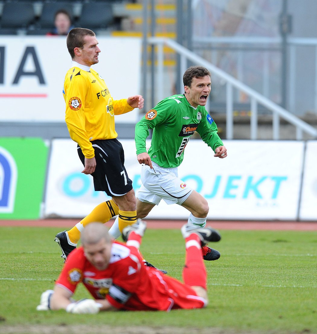 Jablonecký David Lafata (v zeleném) překonal brankáře Bohemians 1905 Radka Sňozíka.