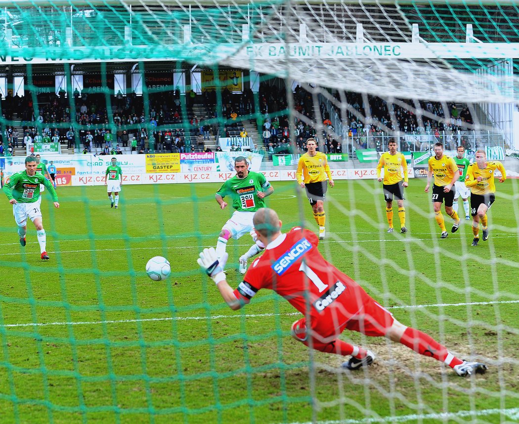 Petr Pavlík z Jablonce překonává z penalty brankáře Bohemians 1905 Radka Sňozíka.