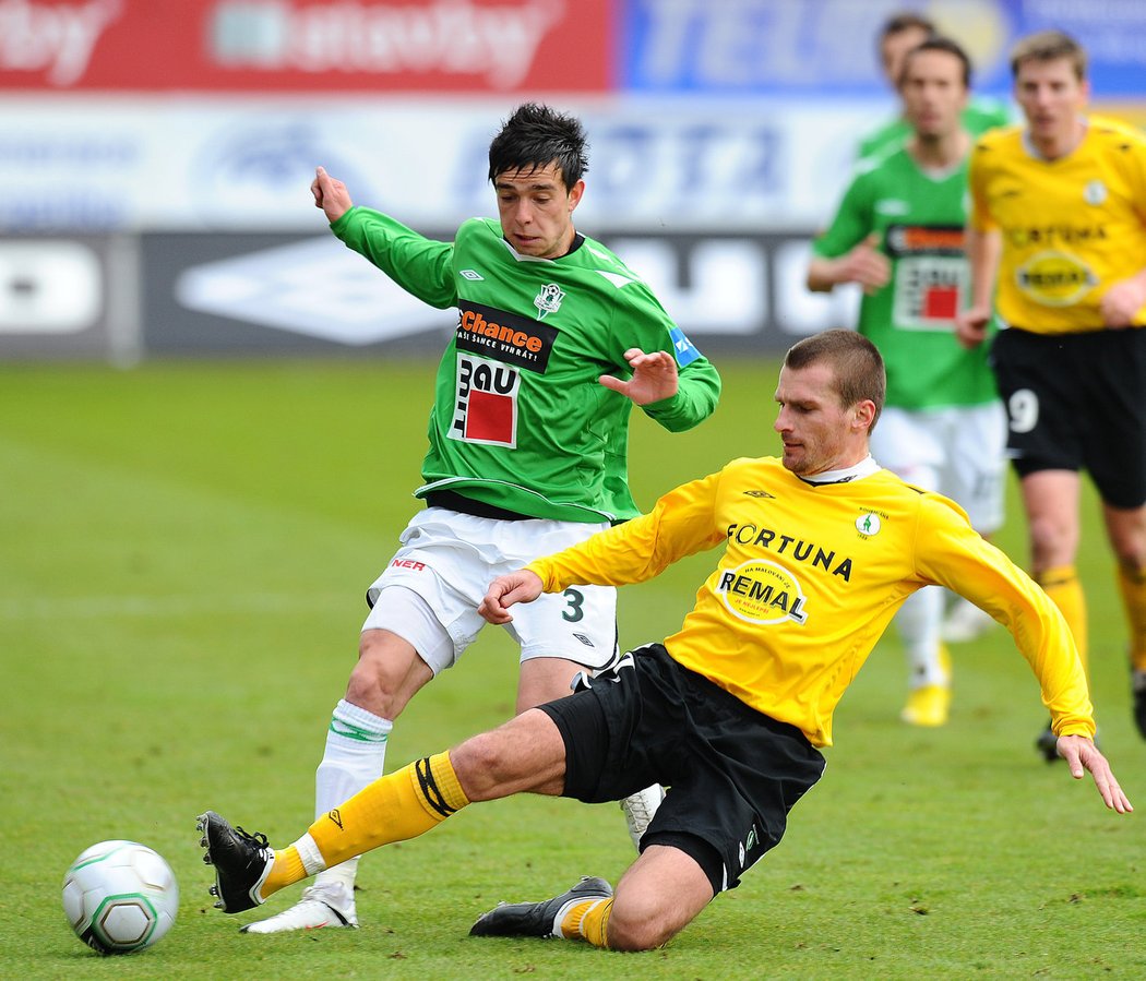 Anes Haurdić (vlevo, Jablonec) v souboji s Markem Niklem (Bohemians 1905).