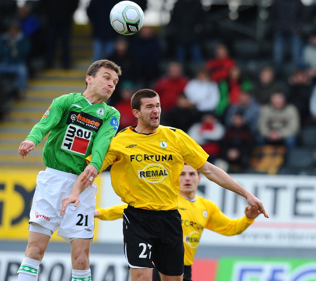 David Lafata (vlevo) z Jablonce vyskočil v souboji výš než Martin Csech z Bohemians 1905.