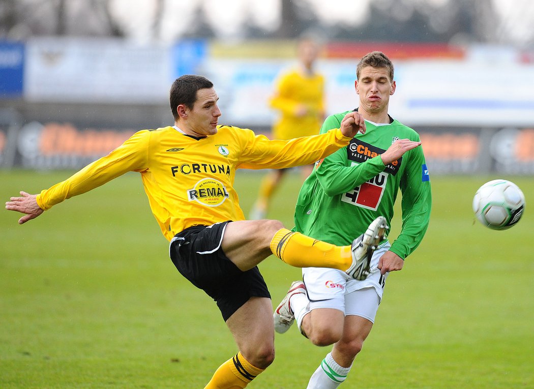 Josef Jindřišek z Bohemians 1905 odkopává míč před jabloneckým Janem Kovaříkem.