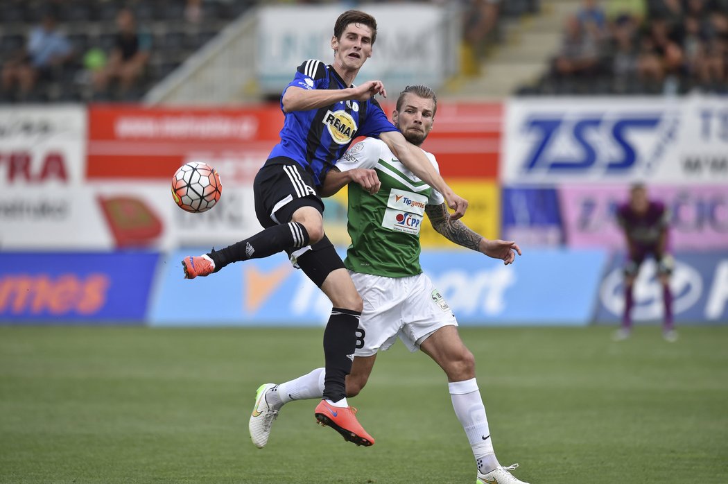 Jablonecký obránce Vít Beneš (vpravo) a útočník Bohemians Leonid Akulinin.