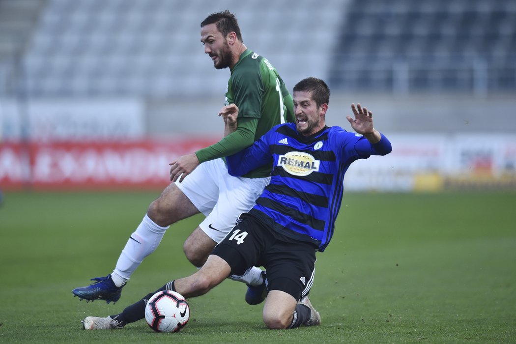 Jablonecký Martin Doželal v souboji s Michalem Šmídem z Bohemians