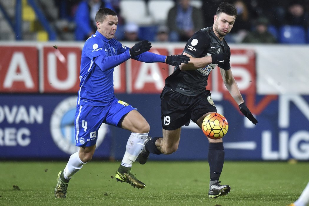 Severočeské derby. Zleva Ondřej Karafiát z Liberce a Tomáš Wágner z Jablonce.