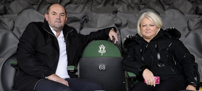 Miroslav Pelta a jeho manželka Simona na tribuně jabloneckého stadionu